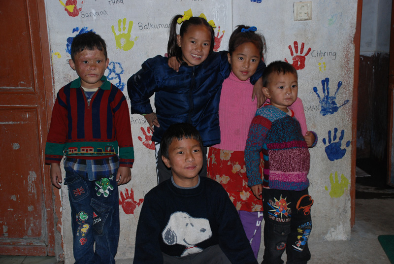 Handjes op de muur, hier voelen wij ons thuis, photo Carla Kesteloo